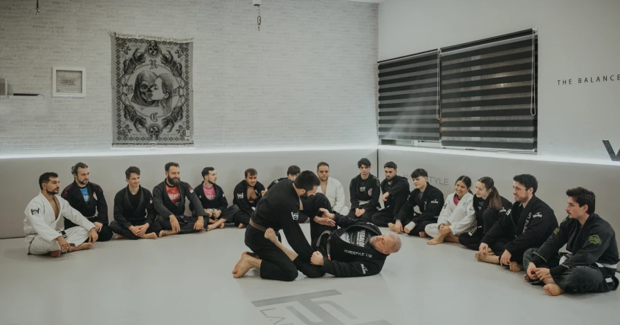 Alumnos entrenando Brazilian Jiu-Jitsu en Hardstyle Lab, Cádiz