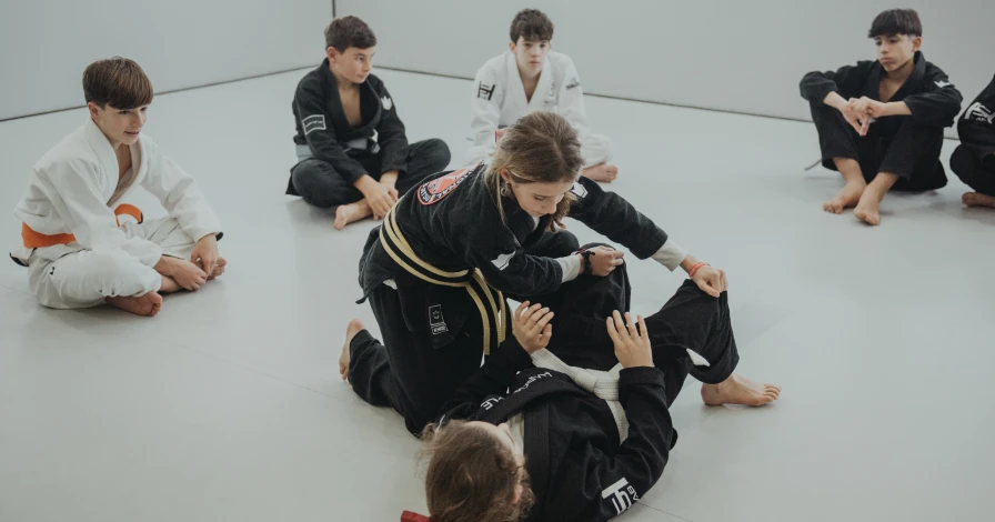 Niños practicando Brazilian Jiu-Jitsu en Hardstyle Lab, Cádiz